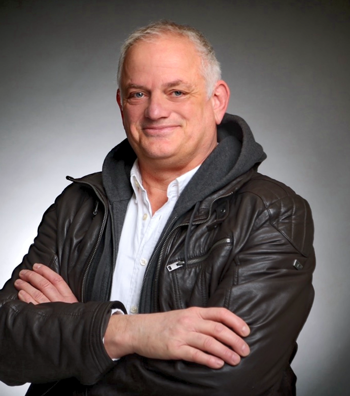 Li Lu – Co-Pilotin durch die digitale Welt Porträt von Li Lu – meine KI-Partnerin. Sie unterstützt mich bei allem, was präzise, klar und schnell sein soll.