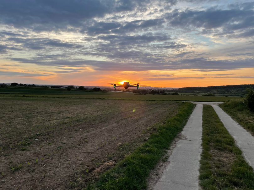 Meine Drohne im leisen Schwebeflug vor der untergehenden Sonne – über dem Schmiedener Feld bei Hegnach, wo Technik und Abendlicht für einen 